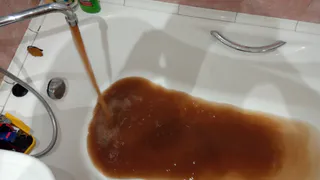 - Течет кока-кола из-под крана! - рязанцы недовольны качеством горячей воды