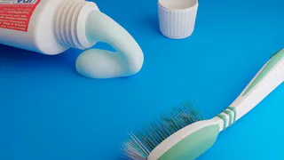 Опытные хозяйки добавляют уксус в зубную пасту и проблем не знают: вот для чего это нужно