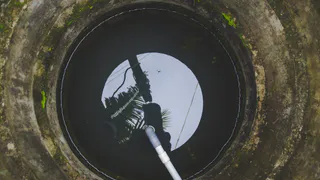 Засосало в открытый коллектор и смыло водой: в Челябинске идут поиски мужчины, упавшего в канализационный коллектор