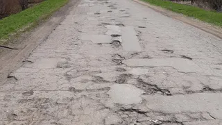 Без танка не обойтись: дорога к рязанскому селу напоминает полосу препятствий