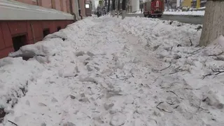 Тротуар по улице Фокина в Брянске завалили ледяными глыбами