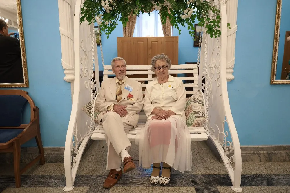 Более 19 тысяч Южноуральцев наградят за долгий брак
