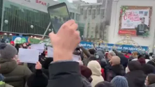 Отправляются на Ленина: протестующие покидают площадь Победы