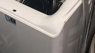 Одна пластиковая бутылка по совету соседа — и стиралка перестала скакать: работает лучше любого способа из интернета