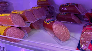 Можно смело брать – там чистое мясо: Росконтроль объявил марки колбасы, которые прошли проверку