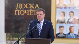 Губернатор Николай Любимов открыл обновленную доску почета