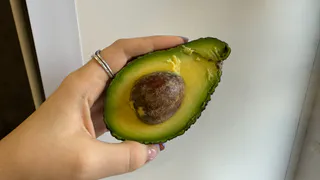 Авокадо покупаю только ради косточки – ценнейший продукт: вот как использую ее дома