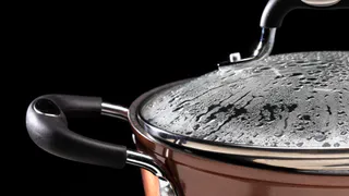 2 капли на стеклянные крышки – они вновь прозрачнее хрусталя: больше ничего тереть не придется