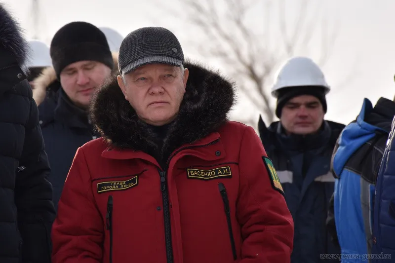 Александр Басенко оценил ход строительства дома для переселенцев в Заре