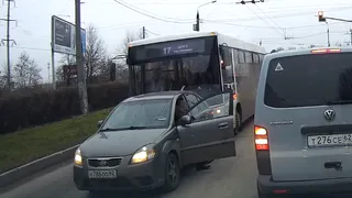 В Канищеве автобус не успел затормозить и "поцеловался" с иномаркой