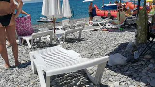 «Купаться невозможно, мы все сидим на берегу»: Черное море преподнесло неприятный сюрприз отдыхающим