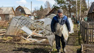 Никогда не выбрасываю старый поликарбонат с теплицы: 5 простых способов его применения облегчат жизнь на огороде
