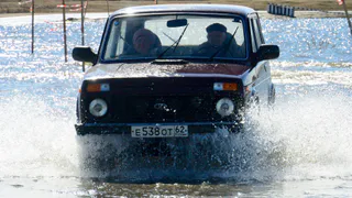 Половодье. Жители Коростово штурмуют водную преграду на машинах