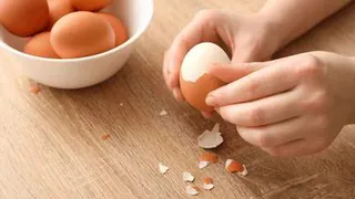 Стало известно, почему категорически запрещено бить вареные яйца о стол