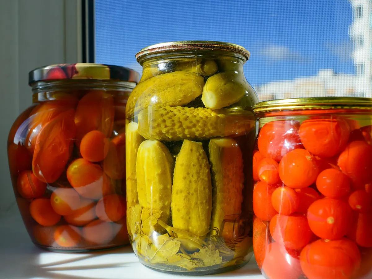 Стерилизую банки без пара и кипятка — закрутки стоят до весны без "вздутия" и плесени: секрет от бабушки