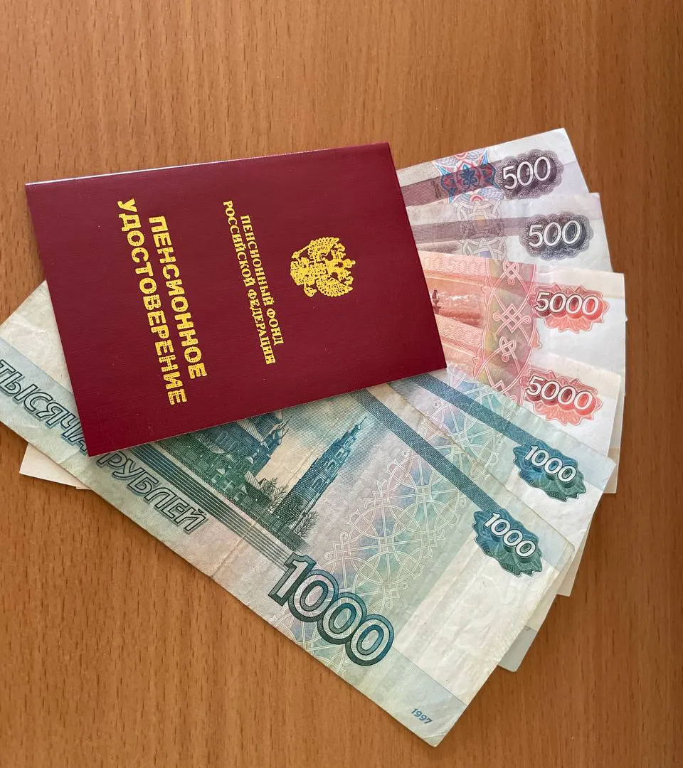И работающим, и неработающим. Эту сумму добавят к пенсии абсолютно всем пенсионерам России