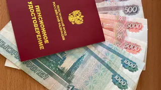 И работающим, и неработающим. Эту сумму добавят к пенсии абсолютно всем пенсионерам России