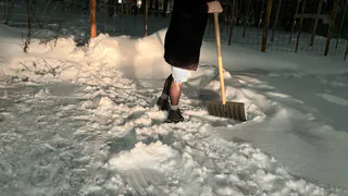 В Рязанской области женщина хотела наказать дворника ударом лопаты за плохую уборку