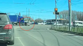 Видео: огромный грузовик с полуприцепом на Московском шоссе протащил легковушку сотню метров