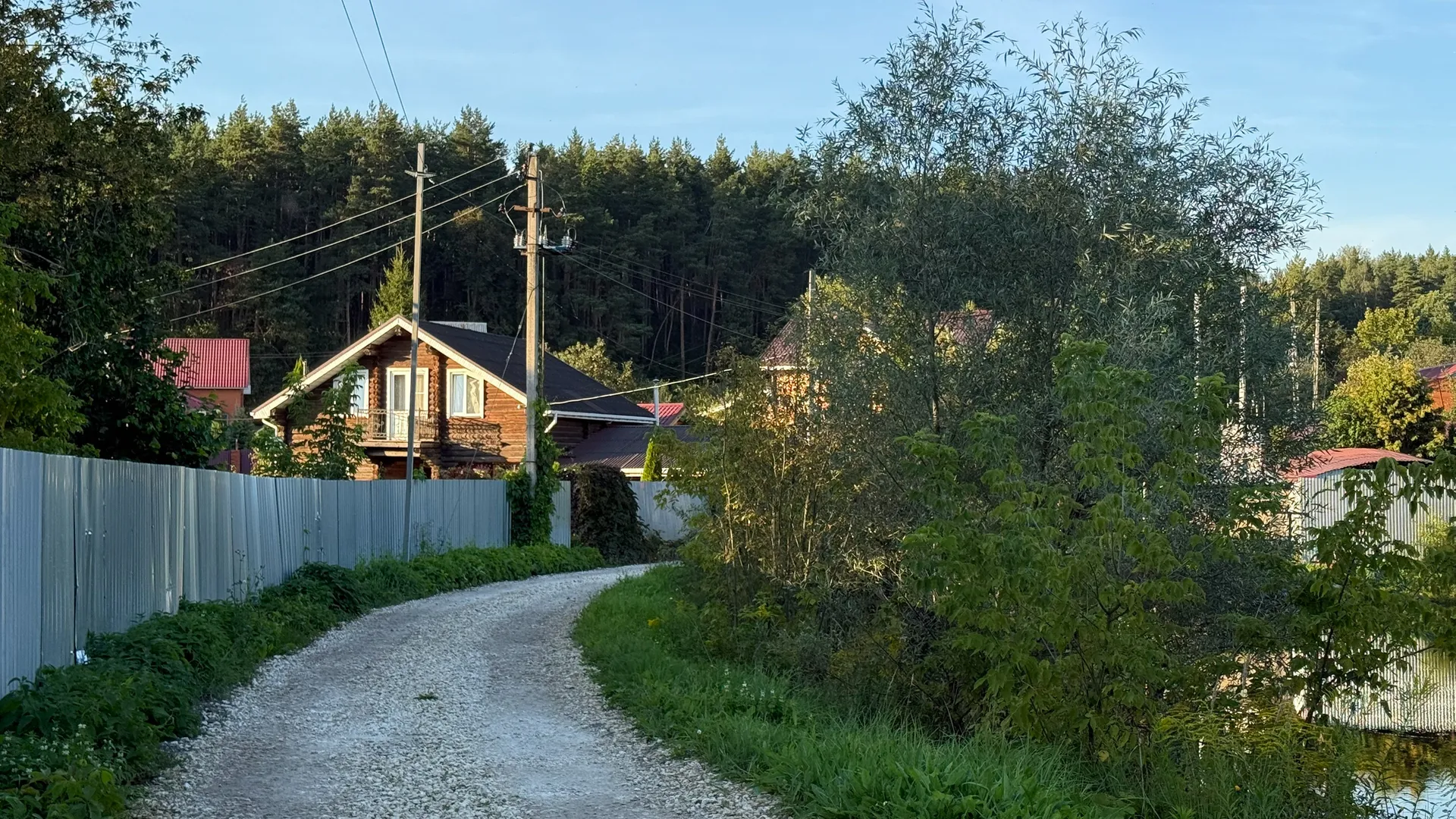 Как живут в старинной деревне, куда на лодке добраться проще, чем по земле: каждый второй мнит себя богачом - так ли это