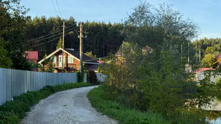 Как живут в старинной деревне, куда на лодке добраться проще, чем по земле: каждый второй мнит себя богачом - так ли это