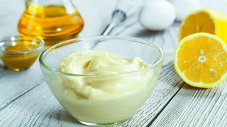 Взбейте масло с яйцом — получите вкусный домашний майонез: идеальный соус без консервантов за пару минут