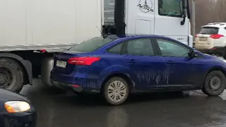 Осторожно, пробка! У ТРЦ Премьер не поделили дорогу иномарка и грузовик