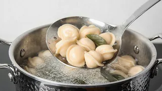 Названы основные правила, которые позволят сварить идеальные пельмени