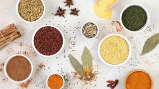 Убьёт вонь изо рта и укрепит зубы: эта пряность заменит жвачку - есть у каждого на кухне