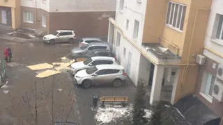 Облицовка рязанской многоэтажки рухнула на припаркованные автомобили