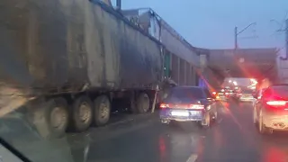 На Московском шоссе в Рязани 10 апреля фура влетела в опору моста