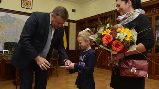 Губернатор вручил 8-летней рязанке значок ГТО, потерянный организаторами "Кросса Нации"