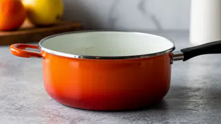 Добавляю 1 стакан в воду — и эмалированная кастрюля сияет, как новая: никакого нагара и желтого налета