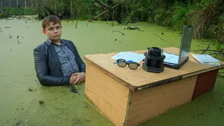 Сидящий в болоте школьник прославился на весь Интернет