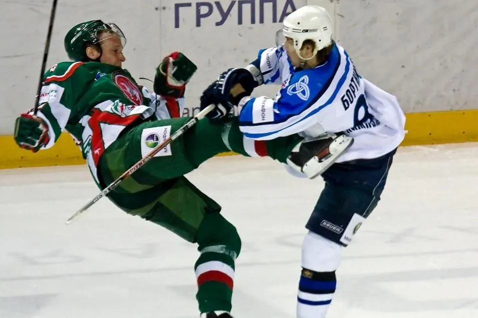 «Нефтехимик» проиграл «Ак Барсу» на своем льду