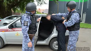 Пензенца «разозлил» автомат с игрушками и он разбил стеклянную дверь магазина