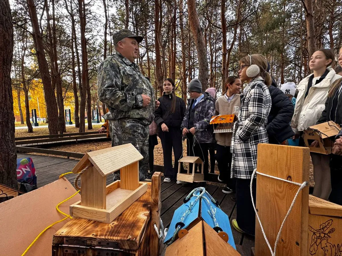 В парке «Семья» Нижнекамска появились новые кормушки для белок: школьники позаботились о пушистых обитателях