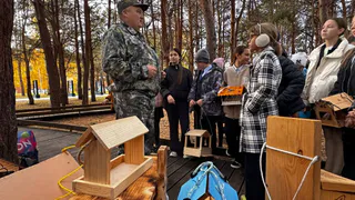 В парке «Семья» Нижнекамска появились новые кормушки для белок: школьники позаботились о пушистых обитателях