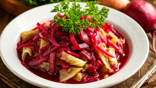 Капуста по-грузински со свёклой — хрустит так, что съедается за присест: проверенный рецепт на все времена