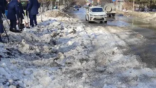 Приходится объезжать по встречке: в Рязани десантники закидали снегом проезжую часть