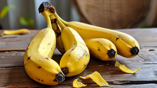 Банановую кожуру посыпаю солью — весь июнь не нарадуюсь своей смекалке: лучший лайфхак для лентяев