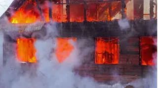 Во Владимирской области мужчина решил спасти собак из горящего дома и пострадал сам