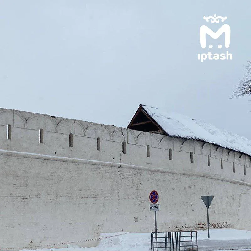 Не выдержал даже Казанский кремль — снег проломил крышу одной из башен