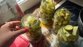 Чтобы рассол в баночках не забродил — придумала одну хитрость: моя свекровь меня слушала - ее огурчики взрывались каждую зиму