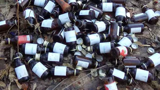 Хорошо отметили: на Черновицкой обнаружены "залежи" пустых пузырьков от спиртовых настоек