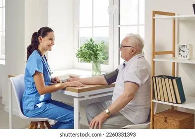 Эксперт рассказала, почему пенсионерам нужно измерять давление дважды в день