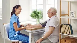 Эксперт рассказала, почему пенсионерам нужно измерять давление дважды в день