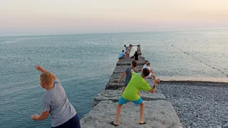 «Сидите на берегу»: власти Анапы запретили туристам купаться в Черном море — туристы злятся и сидят на берегу