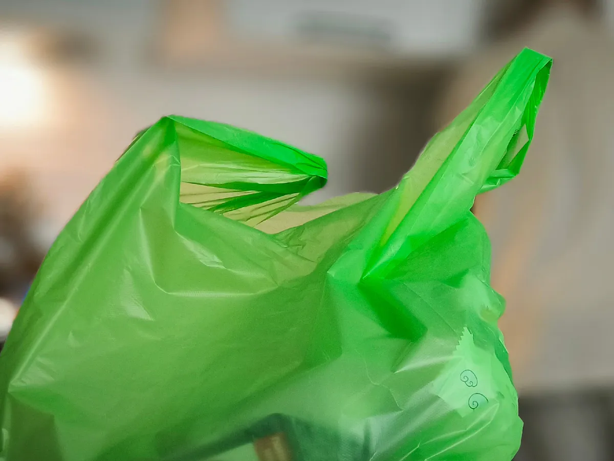 Почему не стоит использовать пакеты из "Магнита" и "Пятерочки" для мусора: теперь никогда не испачкаю их помоями