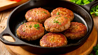 Не хлебный мякиш и не сало: вот что добавляю в фарш для ультра сочности и вкуса - котлеты получаются "пуховыми" и нежнейшими
